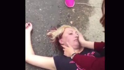 رجل يعتدي على امرأة بطريقة وحشية (فيديو)