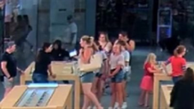 4 لصوص يقتحمون متجرًا لـ«أبل» ويسرقون أجهزة ثمينة (فيديو)