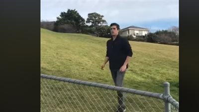 قدرات مذهلة لشاب يقفز من أعلى سور (فيديو)