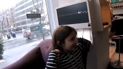 شاهد ما فعلته طفلة من أجل المصابين بالسرطان (فيديو)