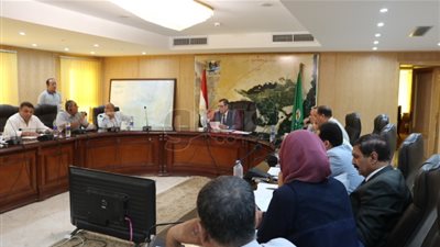 محافظ الفيوم يكلف مسئولي القطاعات باستكمال المرافق قبل الرصف (صور)