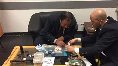 ضبط راكب بمطار القاهرة حاول تهريب بذور لزراعة الماريجوانا (صور)