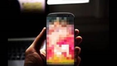 بالصوت.. فتاة تشتكي: شاهدت أفلام إباحية لوالدي على هاتفه