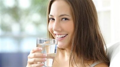 دراسة حديثة بالقومي للبحوث: شرب الماء قبل الطعام بـ 10 دقائق يساعد على خسارة الوزن