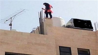 سقطت على سائق.. ربة منزل تلقي بنفسها من الطابق الخامس بسبب خلافاتها مع الجيران في بني سويف