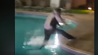 سقوط مروع لرجل من أعلى حمام سباحة (فيديو)