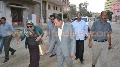 بالصور.. محافظ الإسماعيلية يتفقد تجديد خطوط صرف «جاردن سيتي»