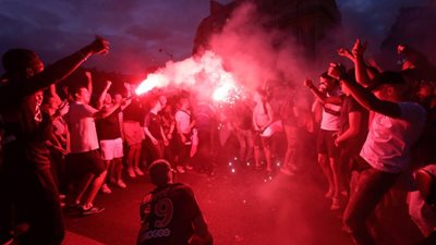 جمهور فرنسا يحتفل بوصول فريقه لنهائي المونديال بالمترو (فيديو)