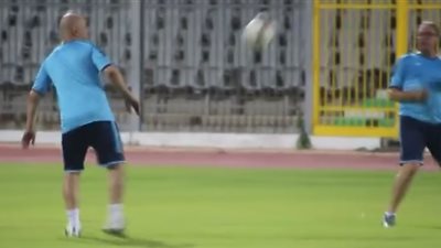 بالفيديو.. حسام حسن يستعرض مهاراته بالكرة في تدريب المصري