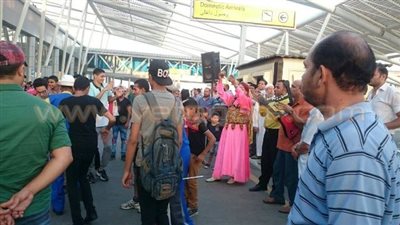 بالصور.. بطل ألعاب القوى يصل مطار القاهرة