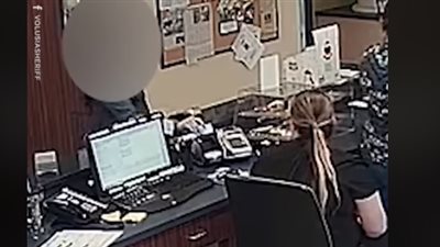 ورقة تنقذ حياة امرأة بعيادة طبيب بيطري (فيديو)