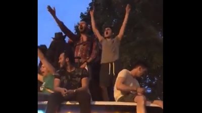 فرنسا تحتفل بفوز المنتخب فوق الحافلات والنقل تحذر ركوبها