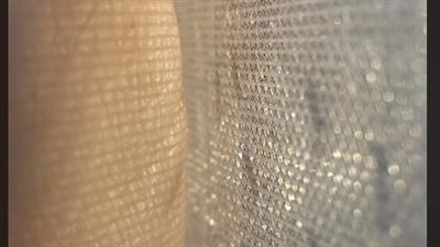 شاهد ما رصده شاب بعد وضع ناموسية على وجهه (فيديو)