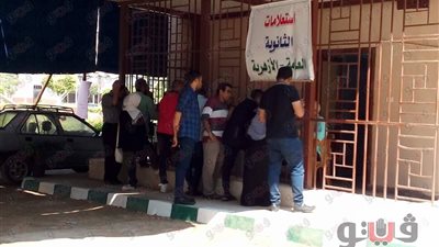 بالصور.. إقبال متوسط من طلاب الثانوية على مكتب استعلامات التنسيق