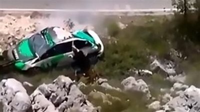 سائق سباق يتحدى الموت ويطير بسيارته في الهواء (فيديو وصور)