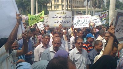 مسيرة للعاملين بالجامعات المصرية تتجه إلى المالية