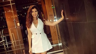 مي عمر تتألق بالأبيض في أحدث صورة