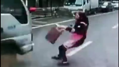 نجاة امرأة من الموت مرتين متتاليتين (فيديو)