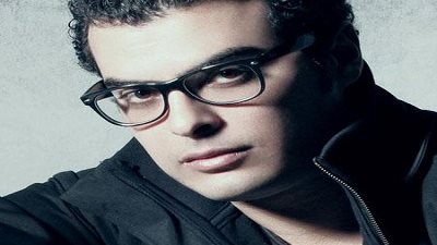 مصمم «بوستر» ألبوم عمرو دياب الجديد يغضب بعد تسريبه