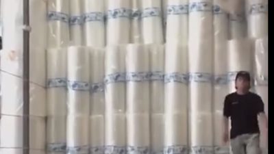 بالفيديو.. عمال يبهرون مواقع التواصل بمهارات مذهلة