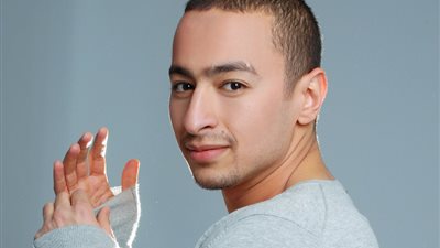 حمادة هلال يؤجل تصوير 