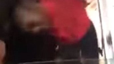 بالفيديو والصور.. لحظة جذب امرأة لعاملة «ماكدونالدز» من شعرها