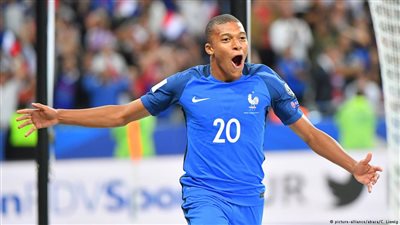 صحيفة: مبابى تشاجر مع نيمار وغضِب من ألفيس بسبب سلاحف النينجا