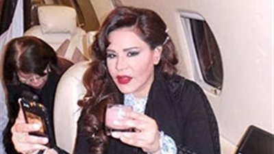 «أسرار الفنانين على الطائرات».. خلع الأحذية طقس «دينا الشربيني» و«عمر السعيد».. «شيرين عبد الوهاب» تعشق ارتداء البيجامات.. و«أحلام» اعتادت «العبا