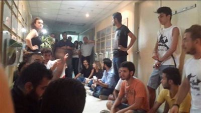 بالفيديو والصور.. محتجون يقتحمون مبنى وزارة البيئة اللبنانية