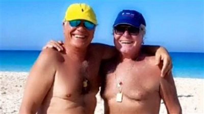 صورة لحسين ومصطفى فهمى بـ«المايوه» على البحر