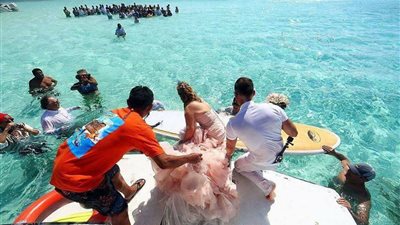 بالصور.. عروسان يبتكران طريقة جديدة لحفل زفافهما وسط البحر