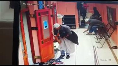 شاهد.. شخص يسرق حذاء من أمام مسجد