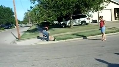 مشاجرة عنيفة بين فتاتين وسط تشجيع النساء (فيديو)