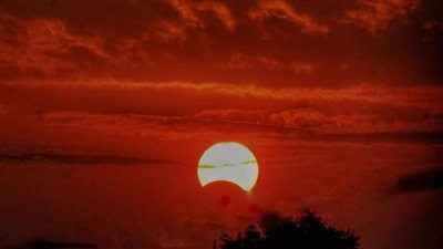 4 صور ترصد كسوف الشمس اليوم بمصر