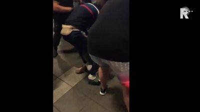 لحظة اعتداء رجل شرطة على فتاة بالضرب المبرح (فيديو)