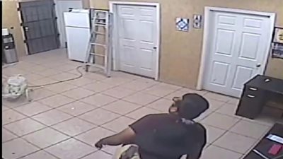 لحظة الاعتداء على صاحب محل مجوهرات وسرقته (فيديو)