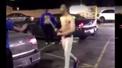 مشاجرة عنيفة بين شابين بالسيارات (فيديو)