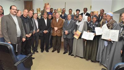 محافظ أسيوط يسلم 14 عقد تقنين لواضعي اليد على أراضي الدولة بـ5 مراكز