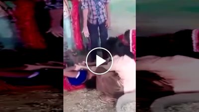 لحظة اعتداء أشخاص على امرأة بالضرب المبرح أمام طفلها (فيديو)