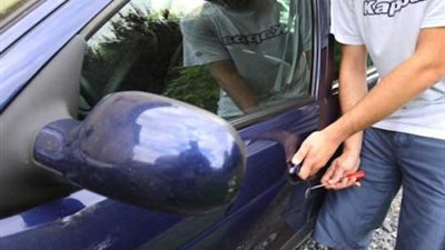 ضبط عاملين بمعرض سرقا سيارة في الوايلي