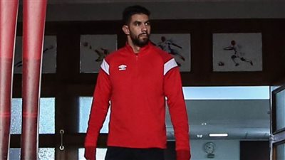 شريف إكرامي يشارك في جزء من تدريبات الأهلي