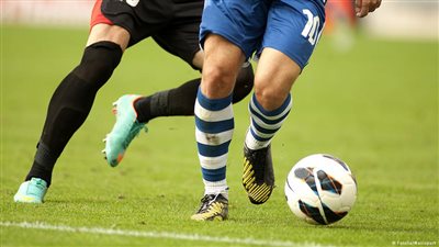 لاعبو الكرة ينيرون الملعب بأقدامهم