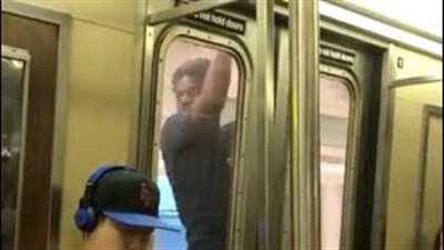 متهور مجنون يخاطر بحياته لركوب عربة مترو من الخارج (فيديو)