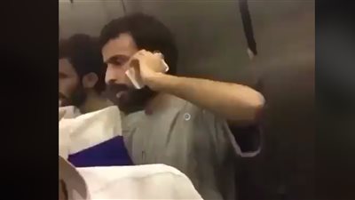 شاب يضع رجلا في موقف محرج بسبب رائحته الكريهة (فيديو)