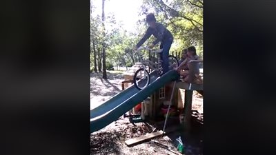 صبي يتعرض لموقف محرج أمام شقيقاته (فيديو)