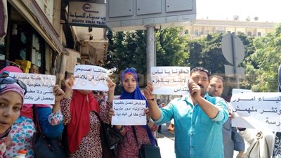 بالصور.. وقفة لأولياء أمور أمام «الوزراء» بعد طرد أبنائهم من المدرسة