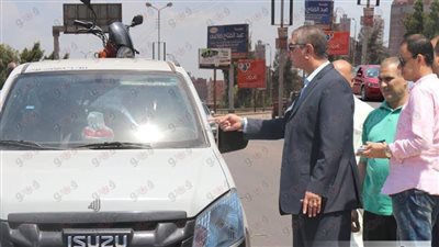 بالصور.. محافظ كفر الشيخ يضبط سيارة بدون لوحات تحمل دراجة نارية