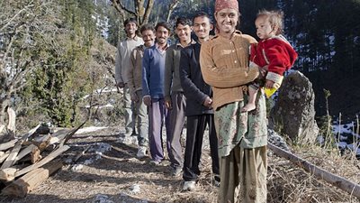 بالصور.. الزواج الحرام بحجة التقاليد.. هندية تتزوج خمسة إخوة وتنجب طفلًا مجهول النسب.. أم تتزوج ابنها بعد قصة حب في أفريقيا.. الجمع بين الأم وابنتها في بعض قبائل بنجلاديش