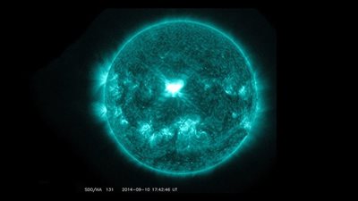 عاصفة شمسية حادة تقترب من الأرض