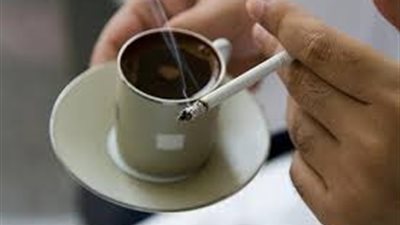 «السيجارة» مع فنجان القهوة تقضى على حياتك في 5 دقائق